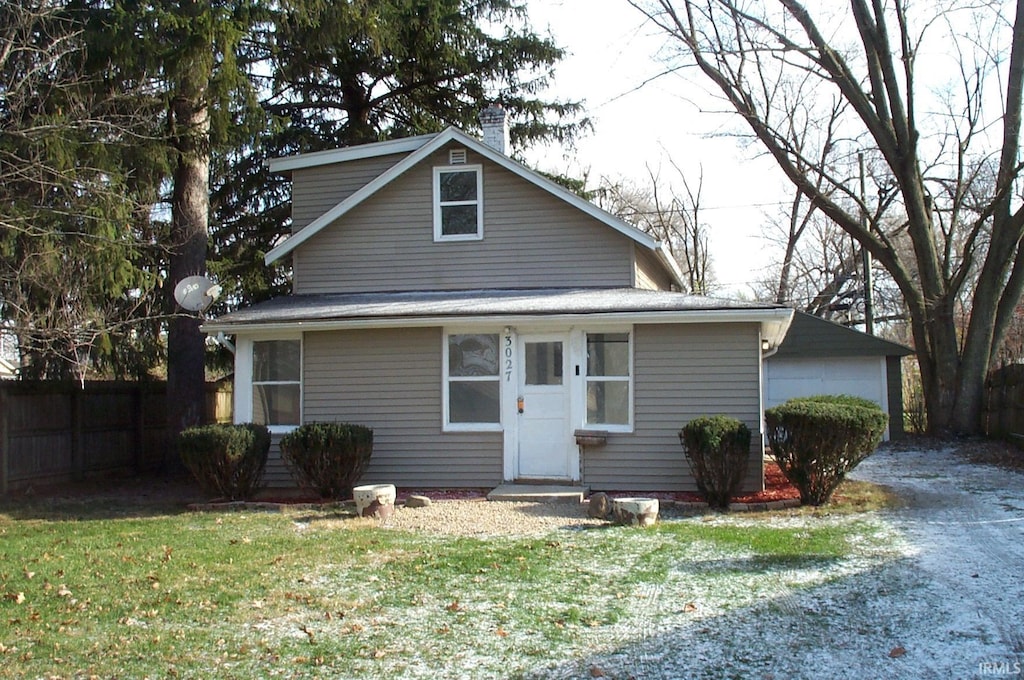 view of front facade with a front yard