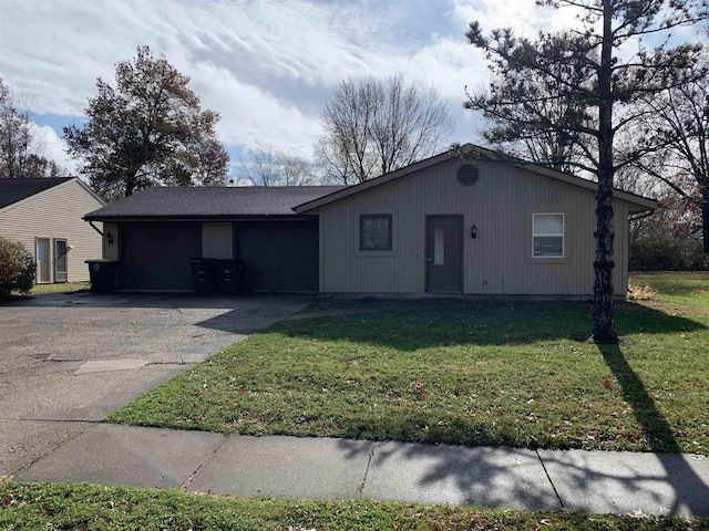 view of front of home featuring a front lawn