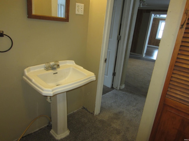 bathroom featuring sink