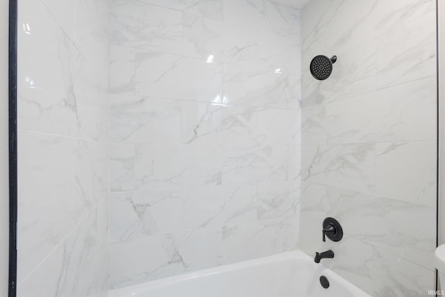 bathroom featuring tiled shower / bath combo