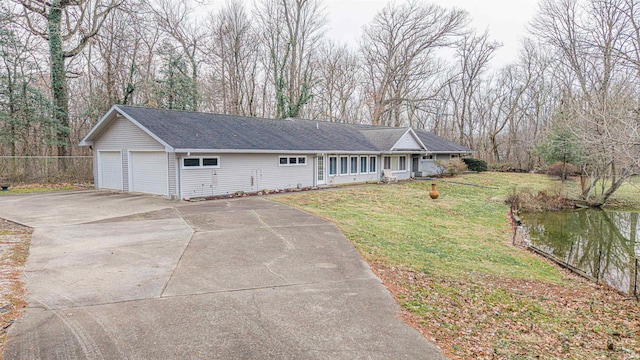 view of front of property featuring a front lawn and a garage