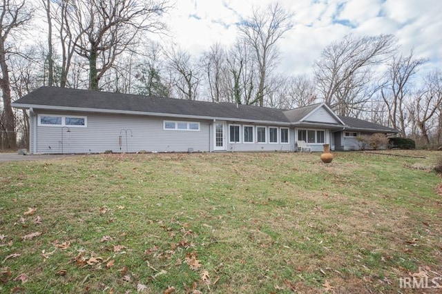 ranch-style home featuring a front lawn