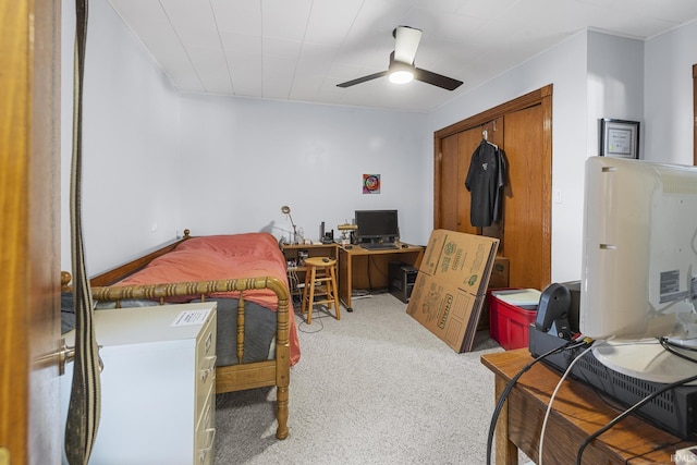 bedroom with ceiling fan and light carpet