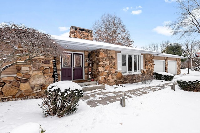 view of front of property featuring a garage