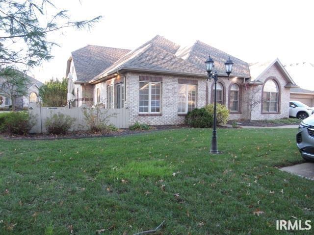 view of front facade featuring a front lawn