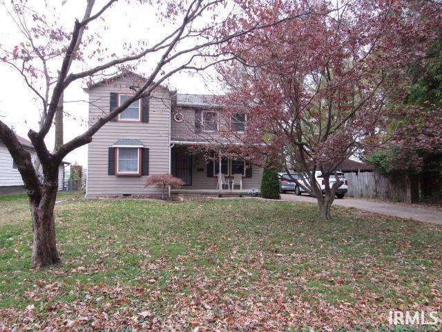 view of front facade featuring a front yard