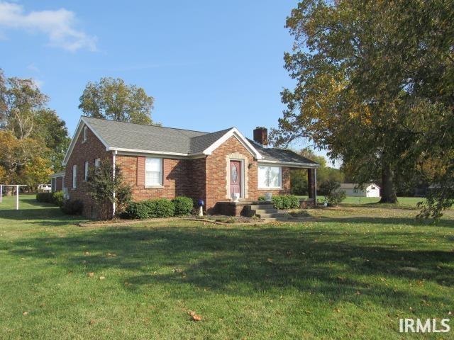 single story home featuring a front yard