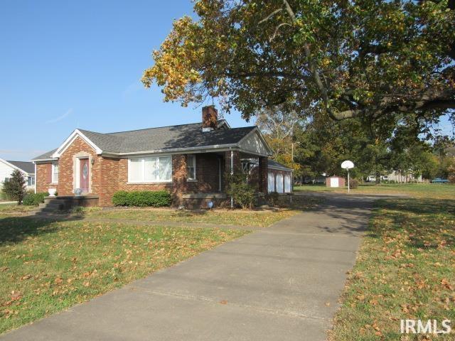 view of front of house featuring a garage and a front yard