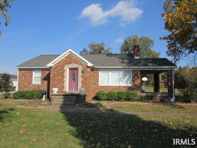 view of front of property with a front yard