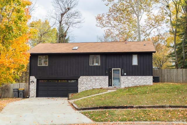 view of front of property featuring a front yard and a garage