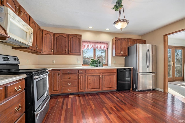 kitchen featuring hanging light fixtures, dark hardwood / wood-style floors, sink, and stainless steel appliances