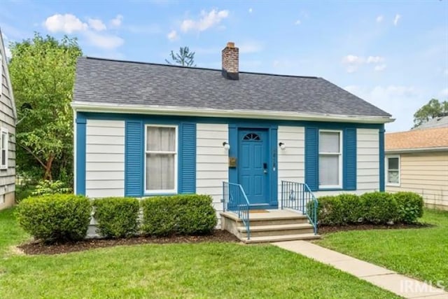 view of front of home featuring a front lawn