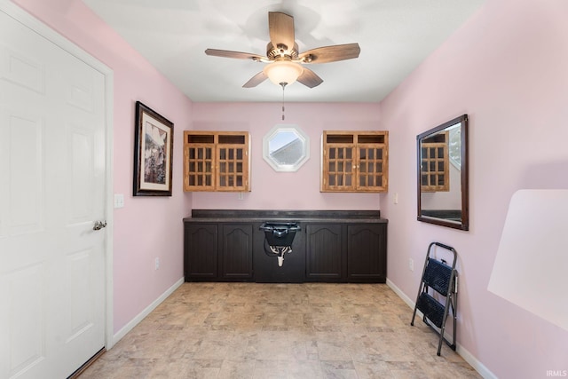 bar featuring ceiling fan