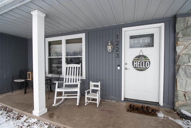 property entrance featuring a porch