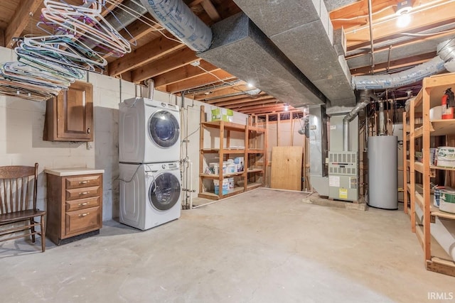 basement with stacked washer / drying machine, heating unit, and gas water heater