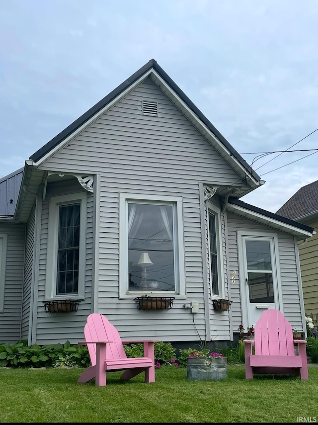 back of house featuring a yard