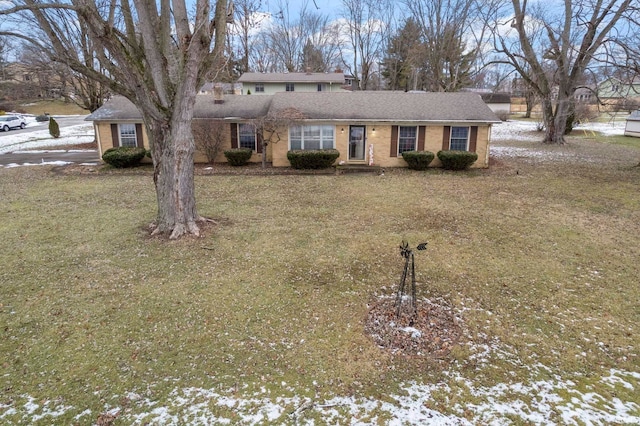 view of front of property featuring a yard