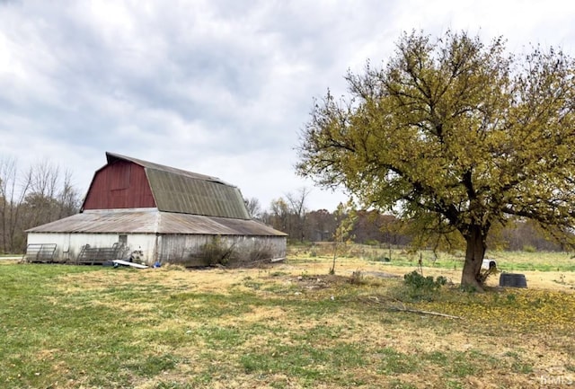 view of yard featuring an outbuilding