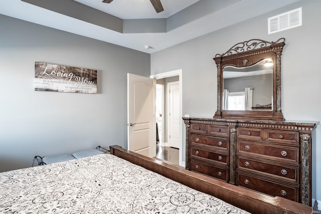 bedroom with ceiling fan