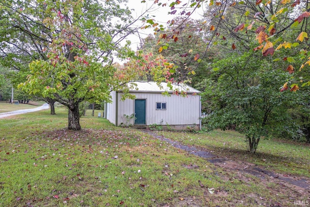 view of yard with an outdoor structure