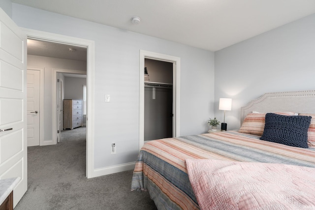 bedroom featuring carpet floors, a walk in closet, and a closet