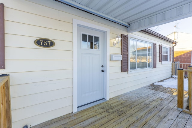 entrance to property featuring a wooden deck