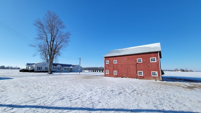 exterior space featuring an outbuilding