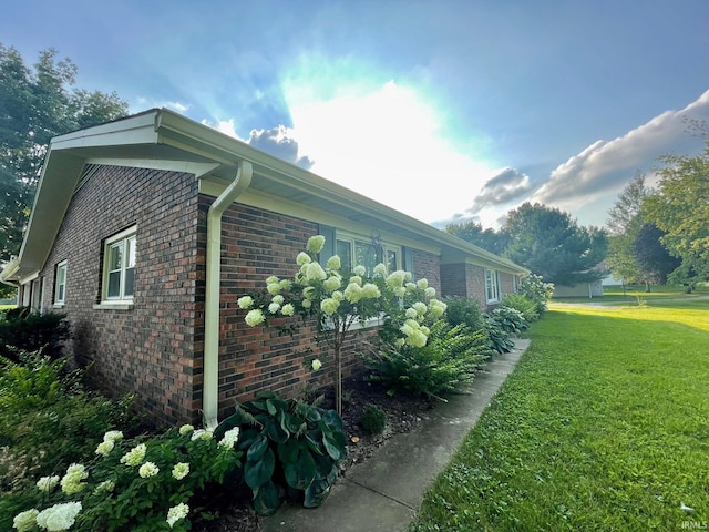 view of side of property featuring a lawn