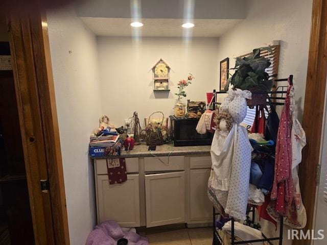 laundry room featuring light tile patterned floors