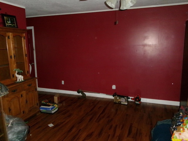 dining space with ceiling fan, a textured ceiling, dark hardwood / wood-style floors, and crown molding