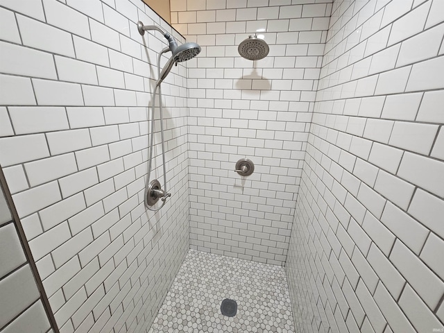 bathroom featuring tiled shower