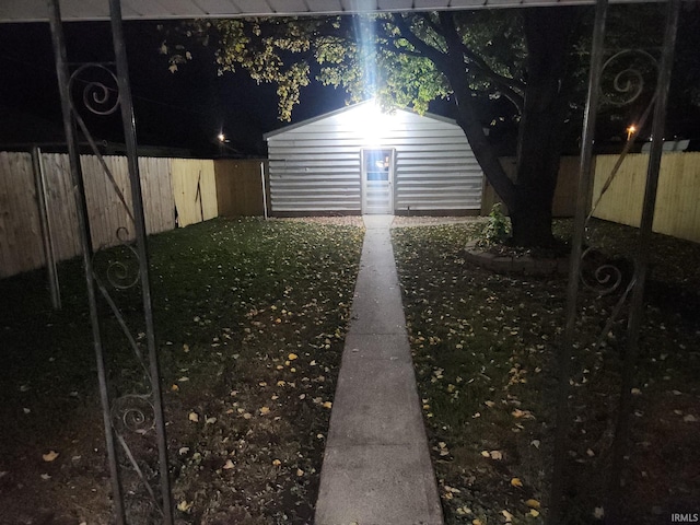 view of yard featuring an outbuilding