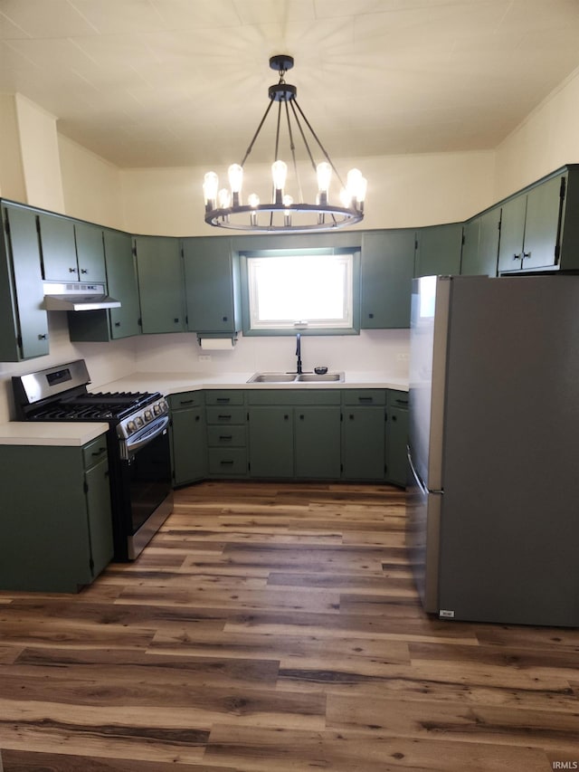 kitchen featuring appliances with stainless steel finishes, sink, a chandelier, dark hardwood / wood-style flooring, and green cabinets