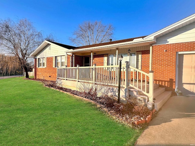 ranch-style home featuring a front lawn and a porch