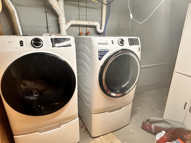 washroom with washing machine and dryer