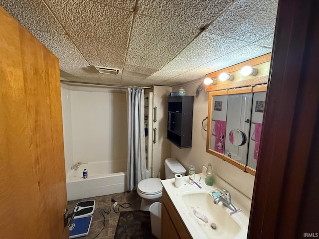 full bathroom with toilet, vanity, and shower / bath combo