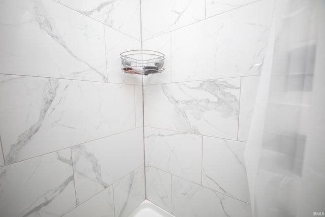 room details featuring tiled shower