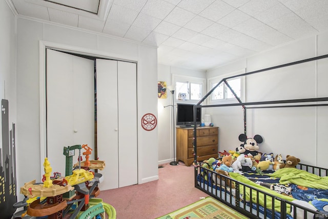 bedroom featuring a closet, carpet, and crown molding