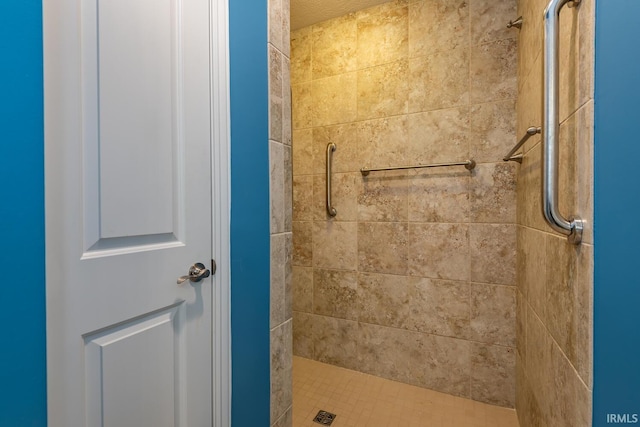 bathroom featuring tiled shower