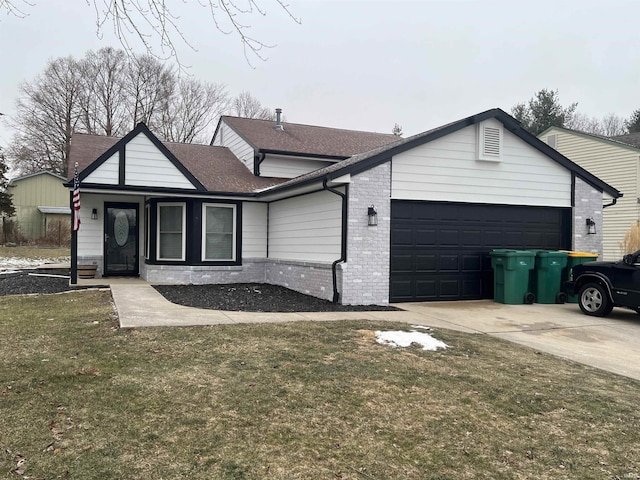 view of front of property featuring a garage and a front yard