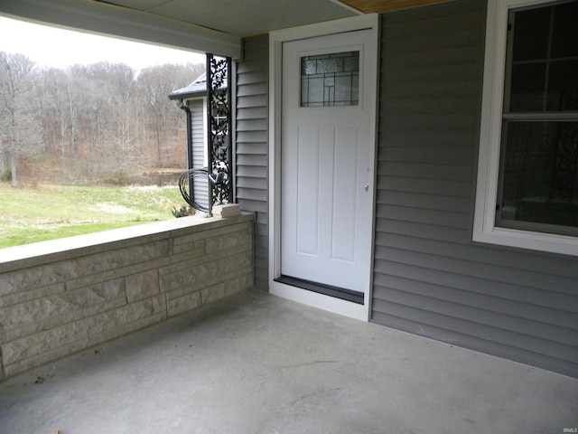 property entrance featuring a porch