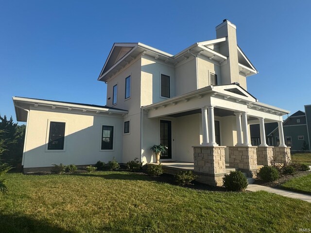 view of front facade featuring covered porch and a front lawn