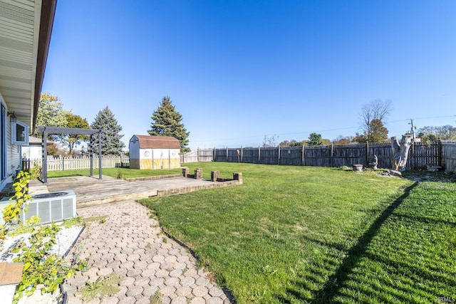 view of yard featuring cooling unit and a storage shed