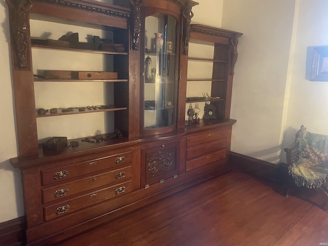 interior details with hardwood / wood-style floors