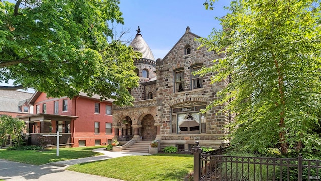 view of front of property featuring a front lawn