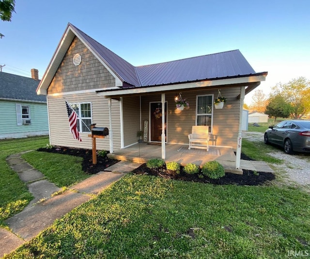 bungalow-style home featuring a front lawn and a porch