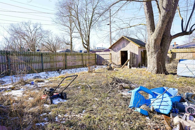 view of yard featuring a storage shed