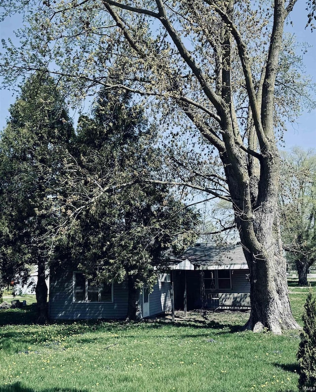 302 W Market St, Wolcott, IN 47995 - exterior space
