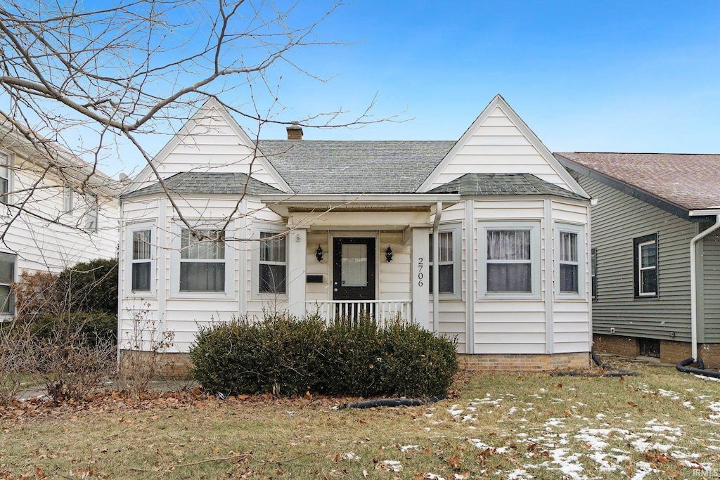 view of front of home featuring a front yard