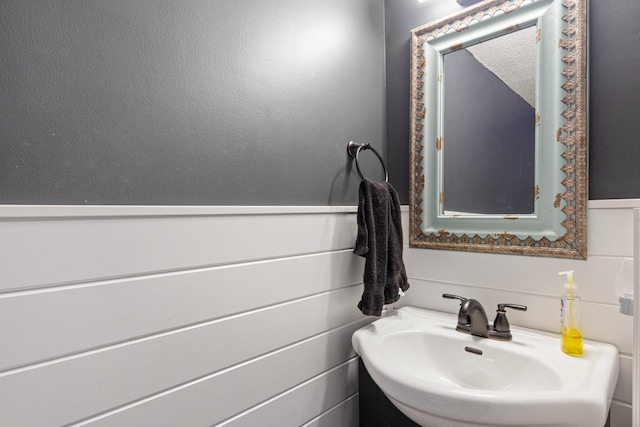 bathroom featuring sink